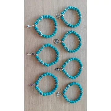 TÜRKIZ, TÜRKINIT jellegű karkötő kristályos és ezüst színű köztesekkel TÖBBFÉLE MEDÁLLAL