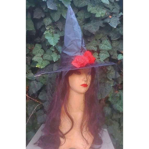Halloween fekete boszorkány kalap, piros tollal, fekete csipkével