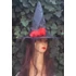 Kép 2/5 - Halloween fekete boszorkány kalap, piros tollal, fekete csipkével