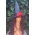 Kép 1/5 - Halloween fekete boszorkány kalap, piros tollal, fekete csipkével