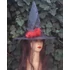 Kép 4/5 - Halloween fekete boszorkány kalap, piros tollal, fekete csipkével