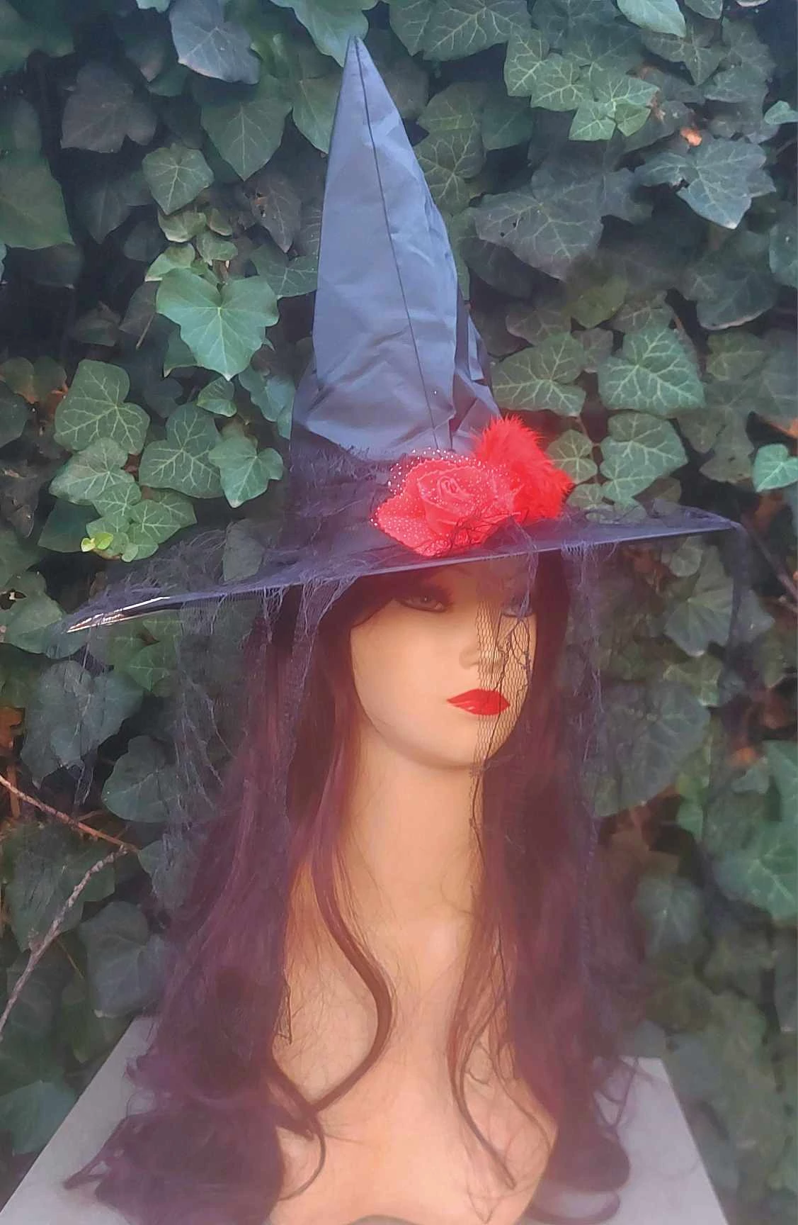 Halloween fekete boszorkány kalap, piros tollal, fekete csipkével