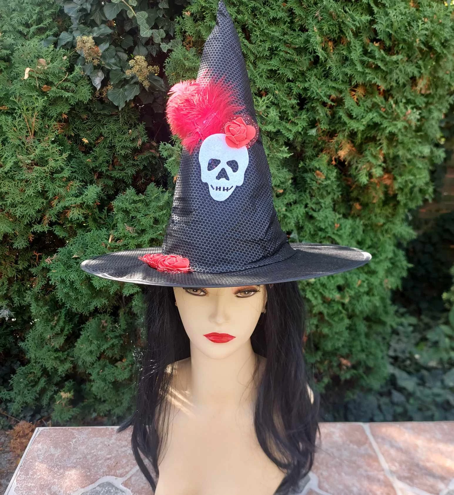 Halloween fekete, piros rózsás tollas, koponyás boszorkány kalap