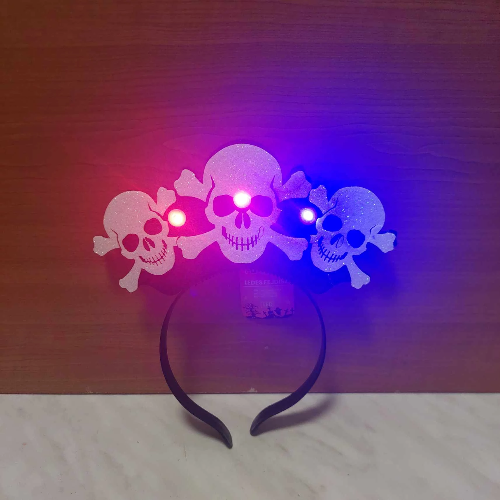 Halloween világító kalózkoponyás fejpánt FEKETE-FEHÉR