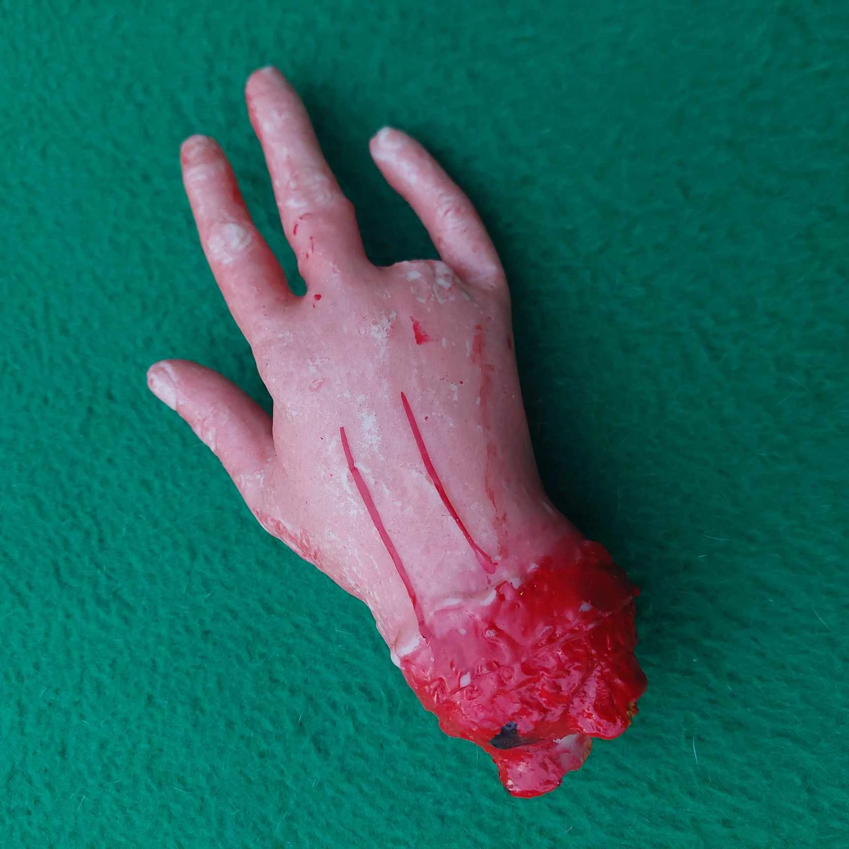 VÉRES levágott kéz