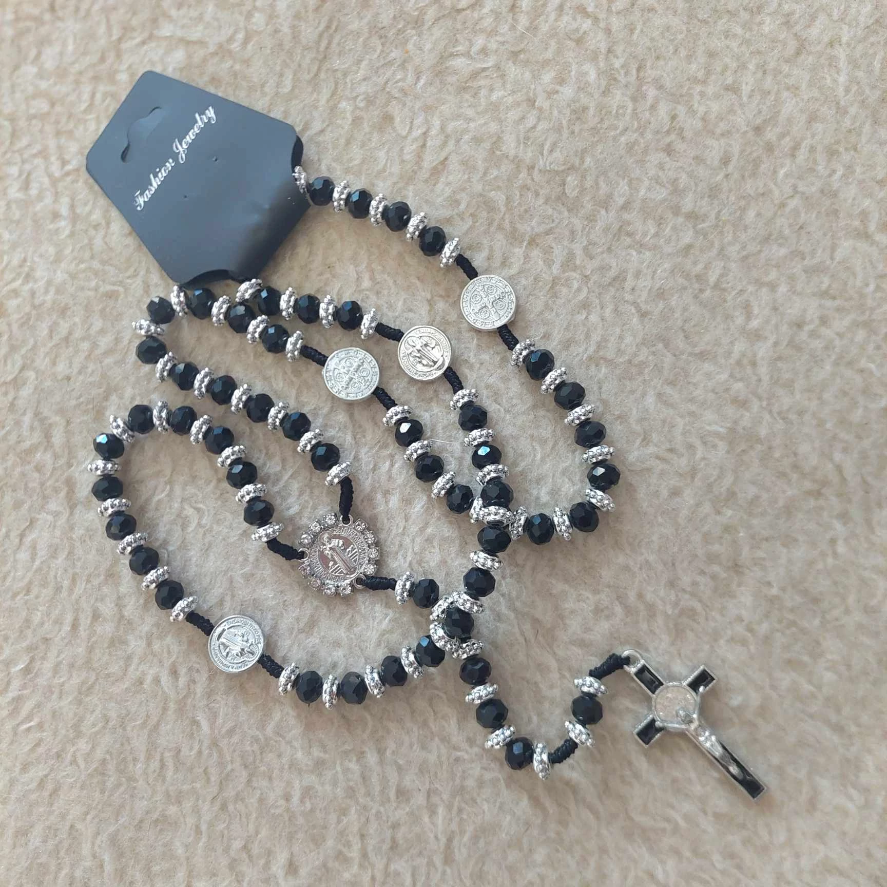 FEKETE fazettált üvegkristály gyöngyös gyönyörű rózsafüzér ezüst színű köztesekkel, 8mm